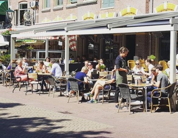 terras op het kerkplein in het zonnetje